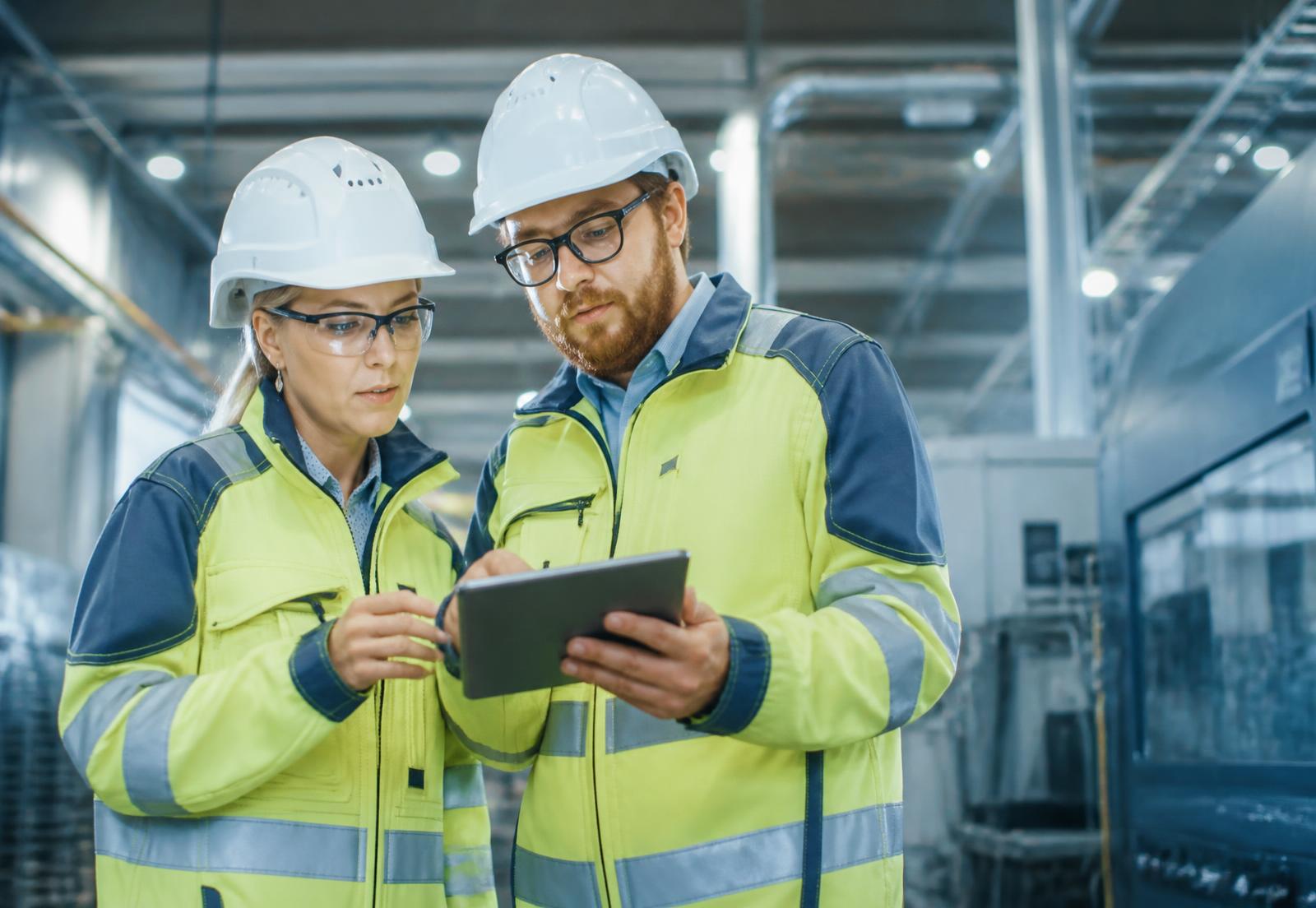 Equipe técnica de segurança do trabalho em ambiente industrial